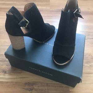 ✨NEW✨✨Tommy Hilfiger Peep Toe Heels✨